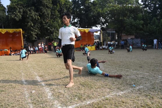 लखनऊ स्कूल गेम्स में पहले दिन खेल प्रतियोगिताओं में भाग लेते खिलाड़ी।