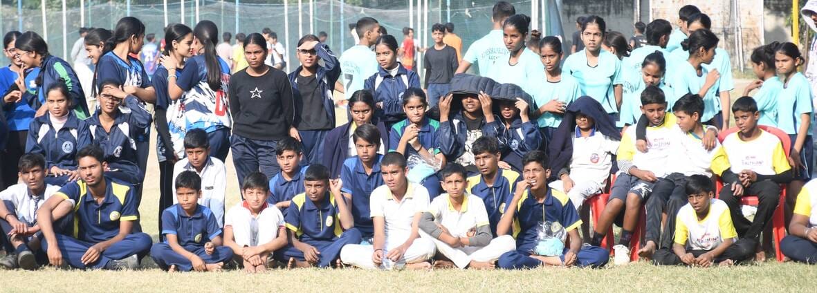 लखनऊ स्कूल गेम्स में पहले दिन खेल प्रतियोगिताओं में भाग लेते खिलाड़ी।