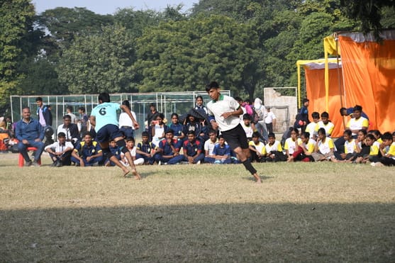 लखनऊ स्कूल गेम्स में पहले दिन खेल प्रतियोगिताओं में भाग लेते खिलाड़ी।