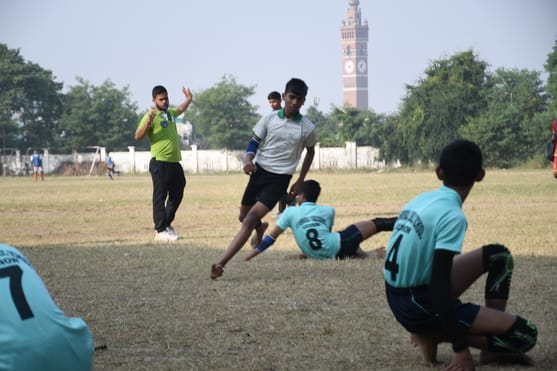 लखनऊ स्कूल गेम्स में पहले दिन खेल प्रतियोगिताओं में भाग लेते खिलाड़ी।