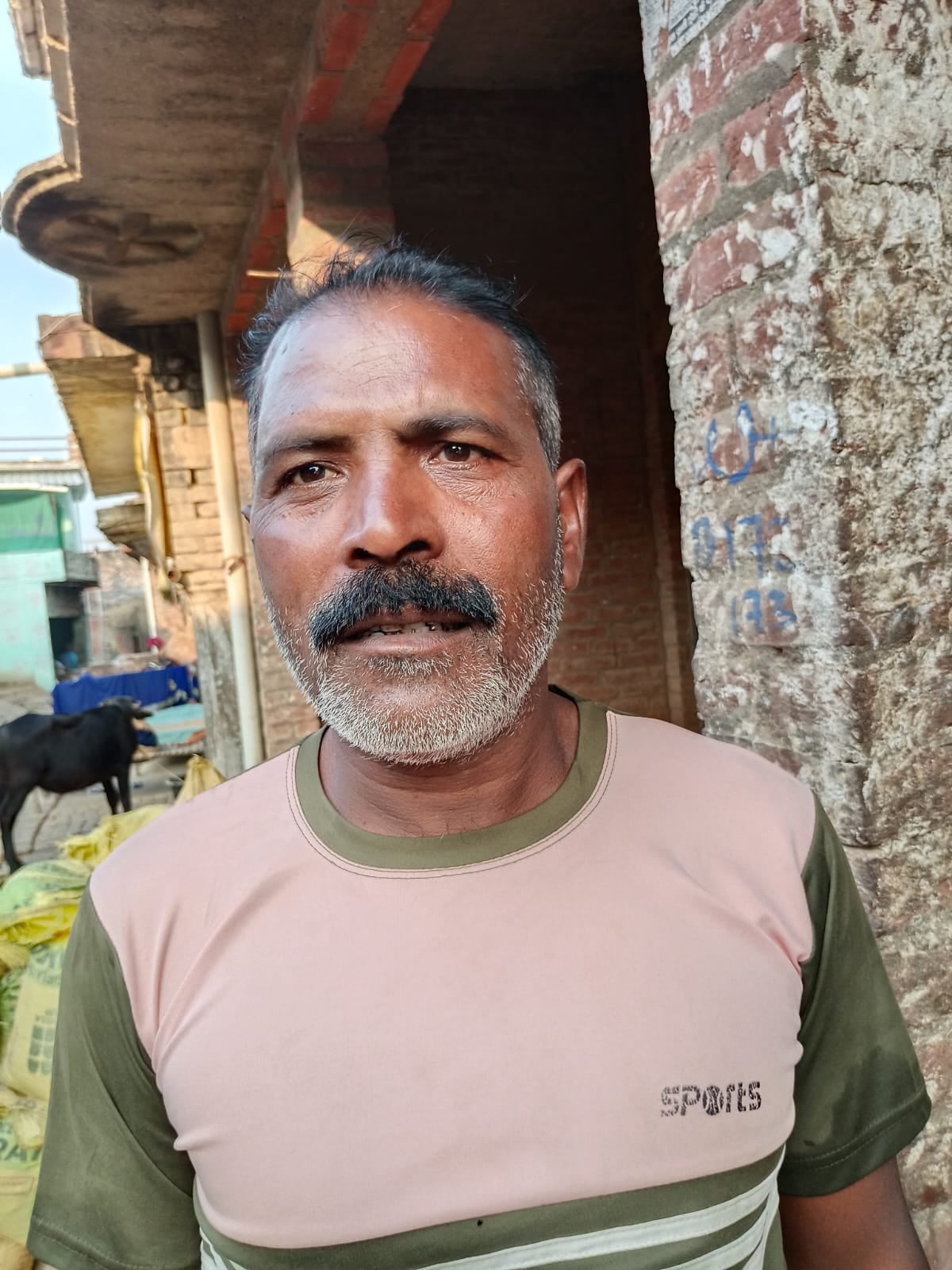 मंझनपुर ब्लॉक के चक थाभां गांव में जलापूर्ति पाइप लाइन डालने के बाद खराब  हुआ रास्ता- संवाद