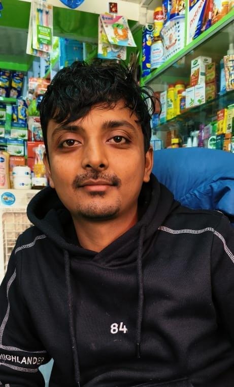 मैन होल में फंस कर सवारियों से भरी ऑटो पलटी। संवाद मैन होल में फंस कर सवारियों से भरी ऑटो पलटी। संवाद