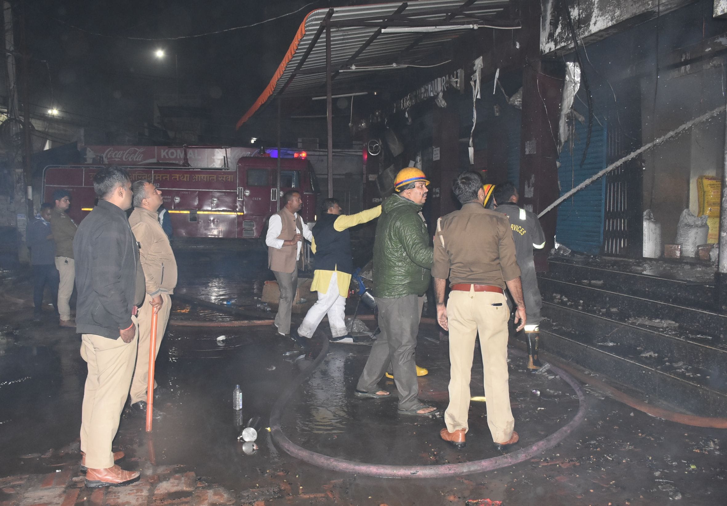 मटियारी तिराहा स्थित तीन मंजिला इमारत के भूतल पर बनी परचून की दुकान में शॉर्ट सर्किट से आग लग ग मटियारी तिराहा स्थित तीन मंजिला इमारत के भूतल पर बनी परचून की दुकान में शॉर्ट सर्किट से आग लग ग