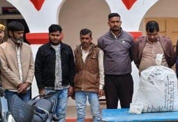 नरैनी कोतवाली में पुलिस की गिरफ्त में पकड़े गए आरोपी। संवाद
