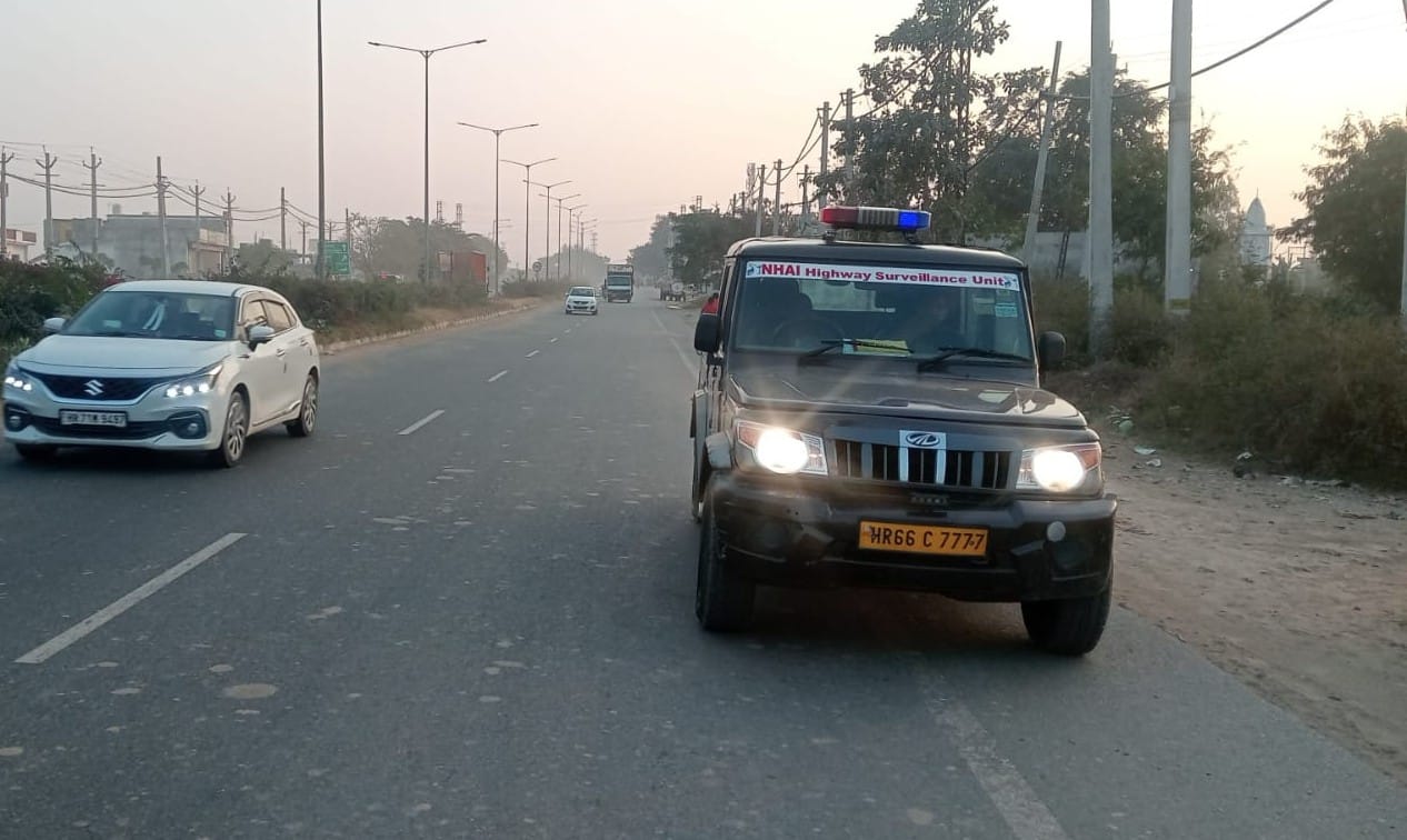 नेशनल हाईवे पर वाहन को ठीक करता मिस्त्री। संवाद नेशनल हाईवे पर वाहन को ठीक करता मिस्त्री। संवाद