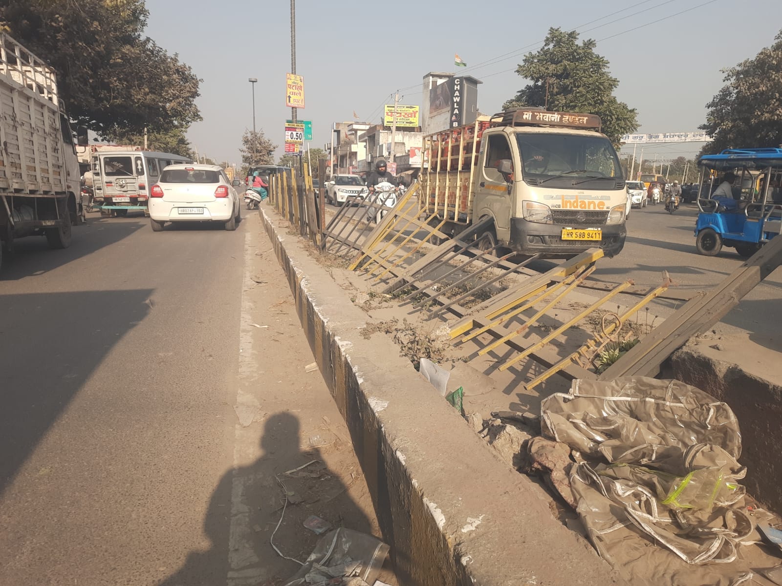 नेशनल हाईवे पर वाहन को ठीक करता मिस्त्री। संवाद नेशनल हाईवे पर वाहन को ठीक करता मिस्त्री। संवाद