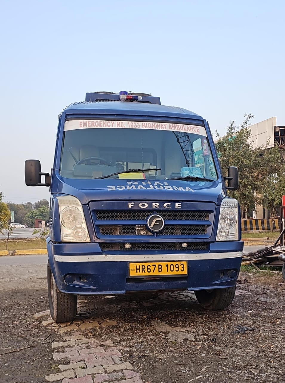 नेशनल हाईवे पर वाहन को ठीक करता मिस्त्री। संवाद नेशनल हाईवे पर वाहन को ठीक करता मिस्त्री। संवाद