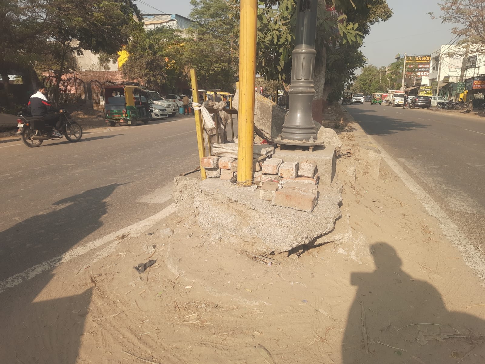 नेशनल हाईवे पर वाहन को ठीक करता मिस्त्री। संवाद नेशनल हाईवे पर वाहन को ठीक करता मिस्त्री। संवाद