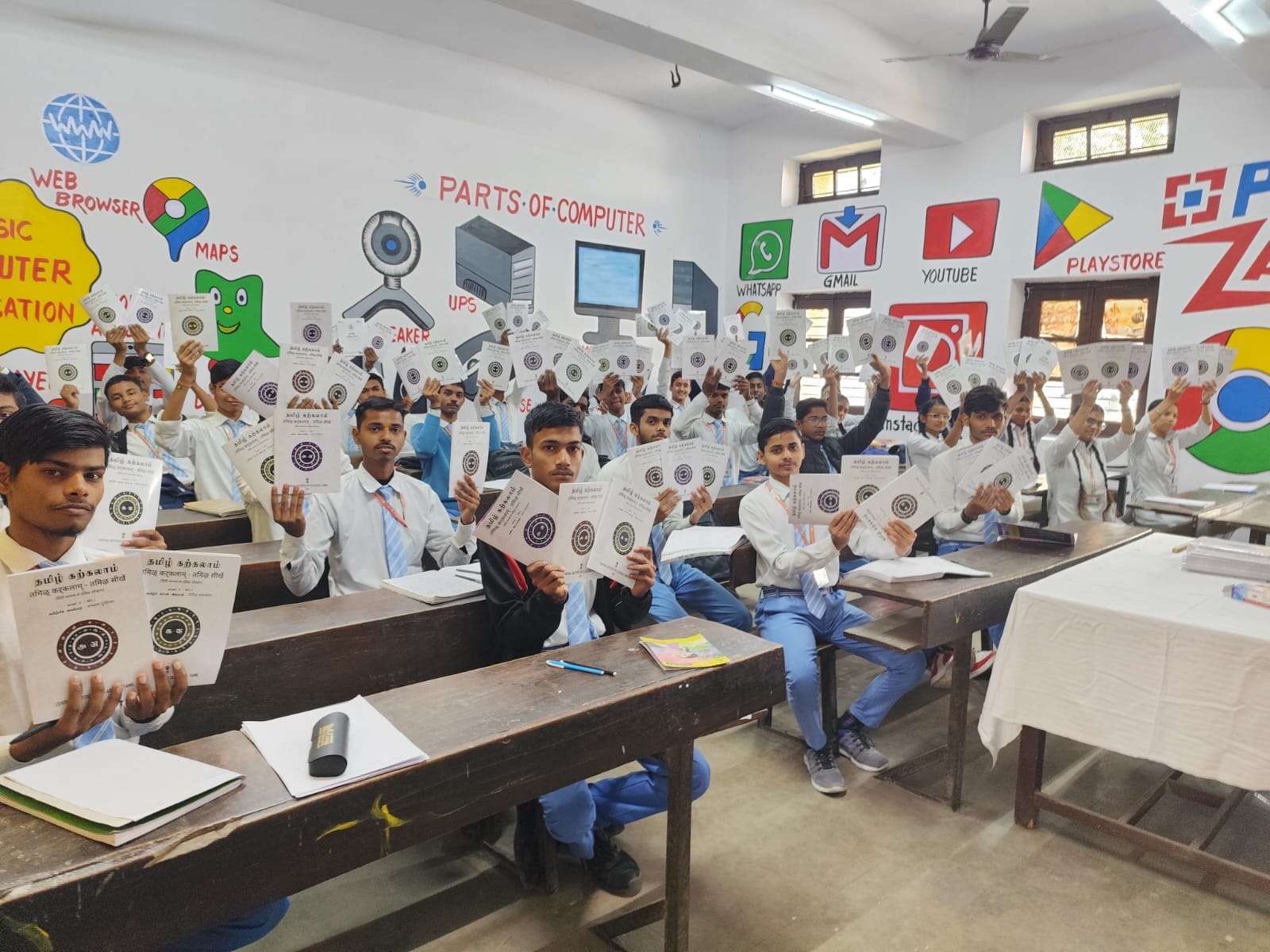 पीएम श्री राजकीय क्वींस कॉलेज वाराणसी में तमिल की पुस्तक दिखाते विद्यार्थी। स्रोत विद्यालय पीएम श्री राजकीय क्वींस कॉलेज वाराणसी में तमिल की पुस्तक दिखाते विद्यार्थी। स्रोत विद्यालय