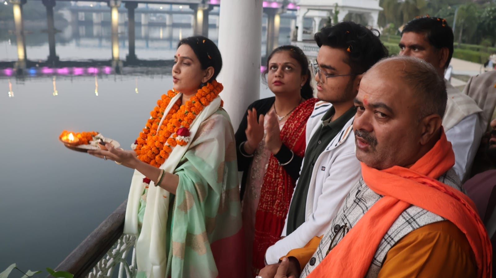 पूजा अर्चना करती शिप्रा पाठक।