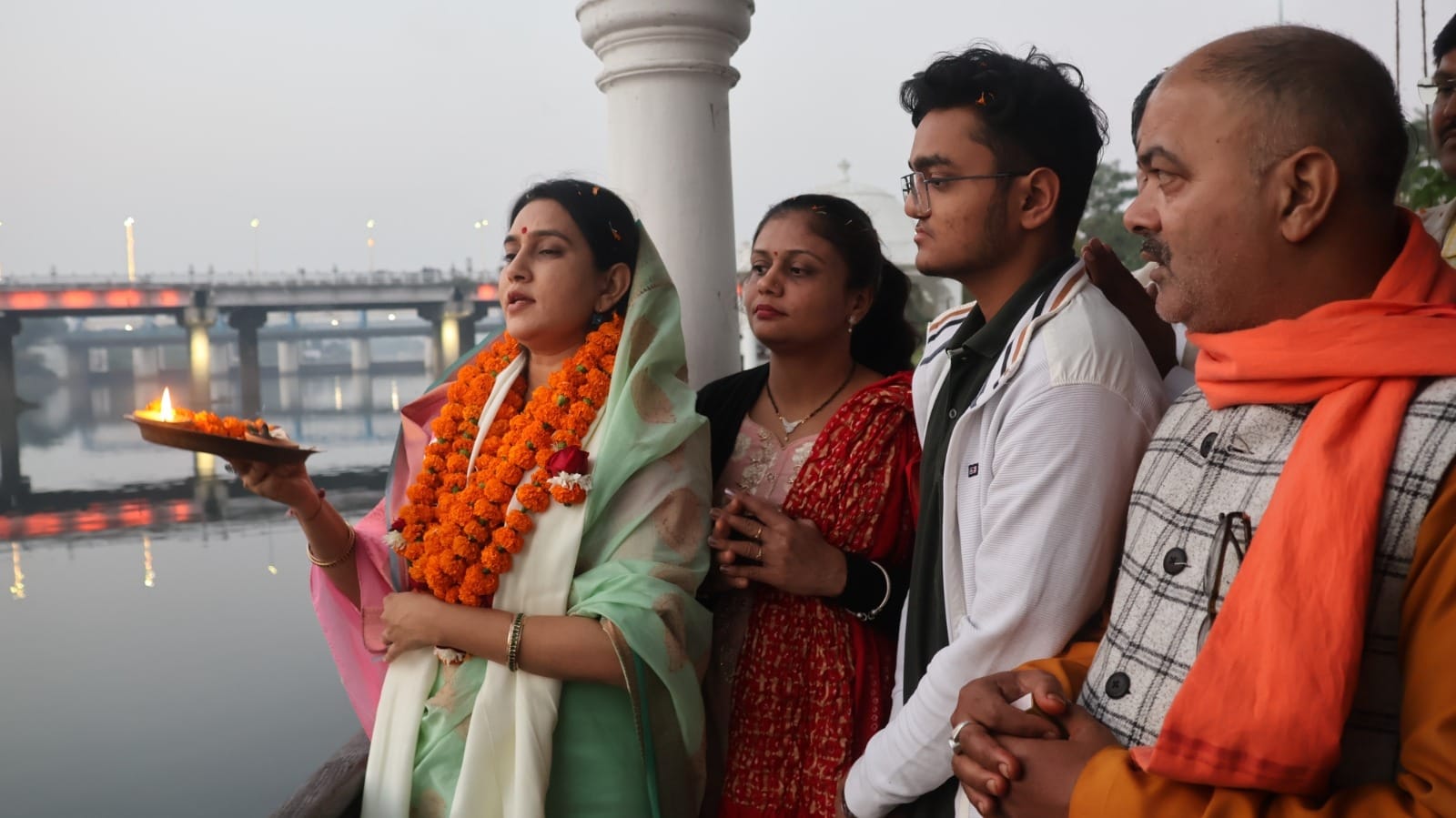 पूजा अर्चना करती शिप्रा पाठक।