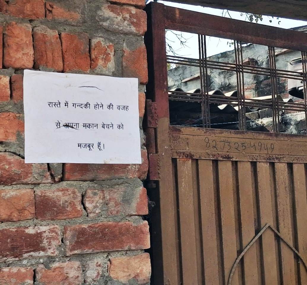 पलायन का बैनर लिए लोग। (बहसूमा)