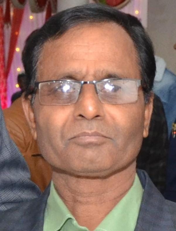 पोस्टमार्टम हाउस पर मौजूद मृतक के परिजन। संवाद