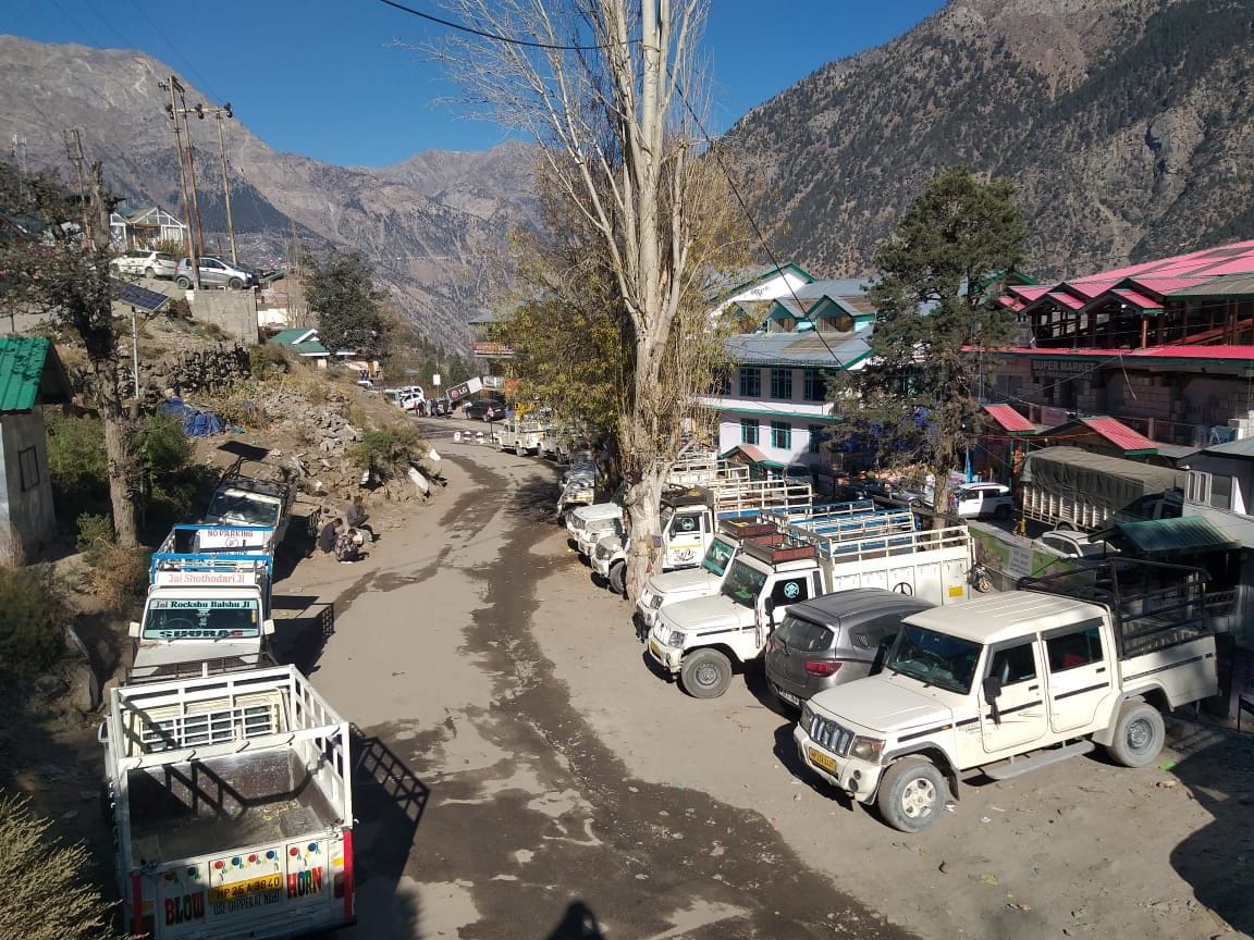रिकांगपिओ में सड़क पर खड़े वाहन और राहगीर। संवाद रिकांगपिओ में सड़क पर खड़े वाहन और राहगीर। संवाद