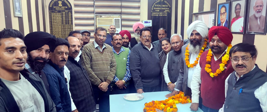 शाहाबाद। मार्किट कमेटी चेयरमैन और वाइस चेयरमैन का स्वागत करते प्रधान व पार्षद। संवाद शाहाबाद। मार्किट कमेटी चेयरमैन और वाइस चेयरमैन का स्वागत करते प्रधान व पार्षद। संवाद