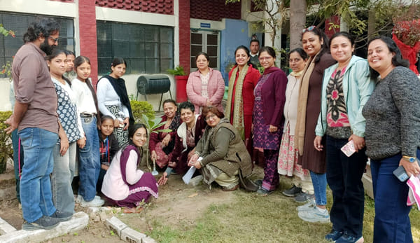 शाहाबाद। विद्यालय परिसर में वृक्षारोपण करती डॉ. सोनिया मलिक व छात्राएं। विज्ञप्ति