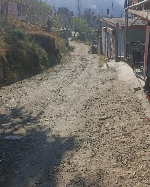 दो दशक से नानण-नवारू-बौंडा सड़क पर नहीं हुई टारिंग, ग्रामीण परेशान। संवाद दो दशक से नानण-नवारू-बौंडा सड़क पर नहीं हुई टारिंग, ग्रामीण परेशान। संवाद