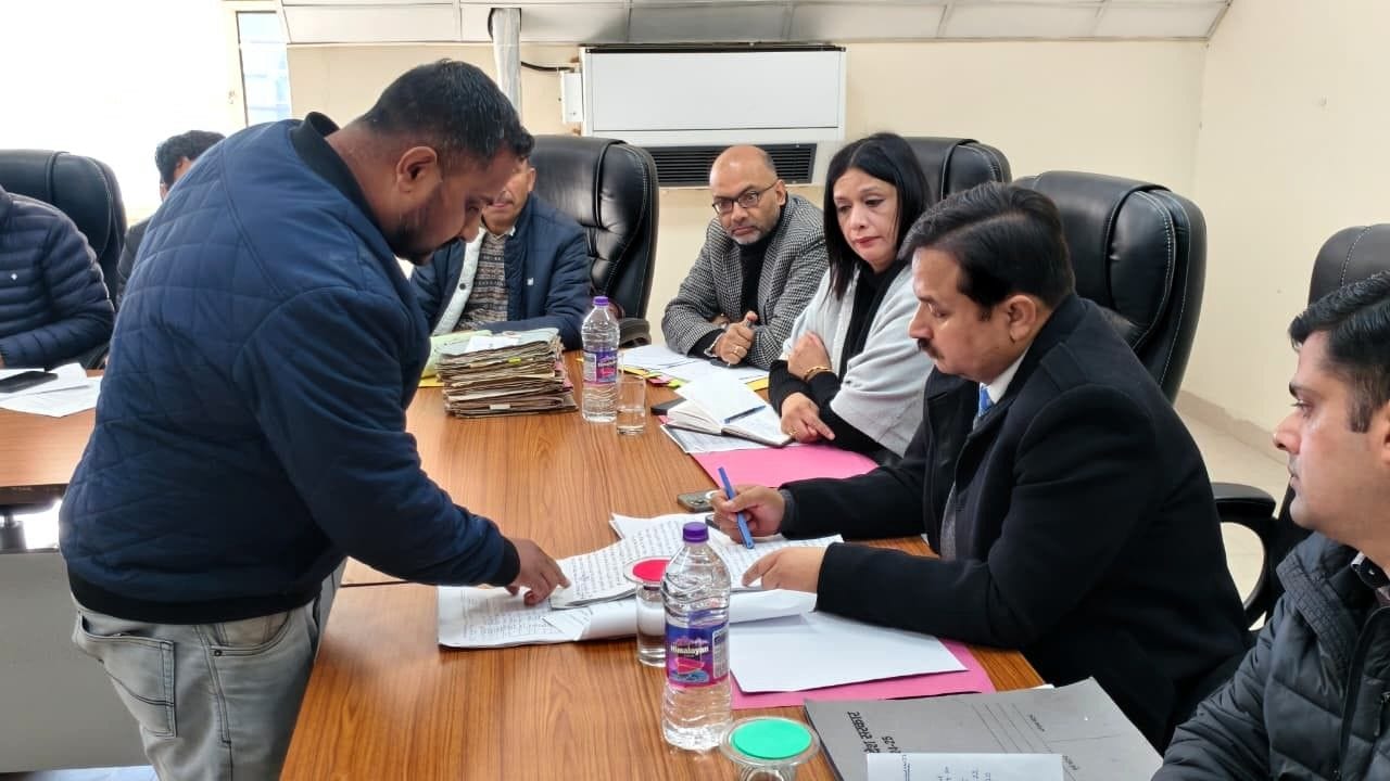 ठियोग में राजस्व अधिकारी से ब्यौरा लेते उपायुक्त अनुपम कश्यप। स्रोत : डीपीआरओ ठियोग में राजस्व अधिकारी से ब्यौरा लेते उपायुक्त अनुपम कश्यप। स्रोत : डीपीआरओ