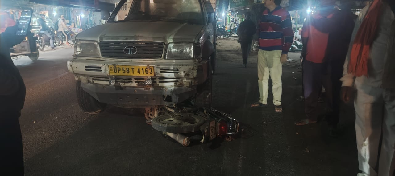 विश्वनाथपुर चौराहे पर पिकअप के नीचे फंसी हुई मोटरसाइकिल । संवाद