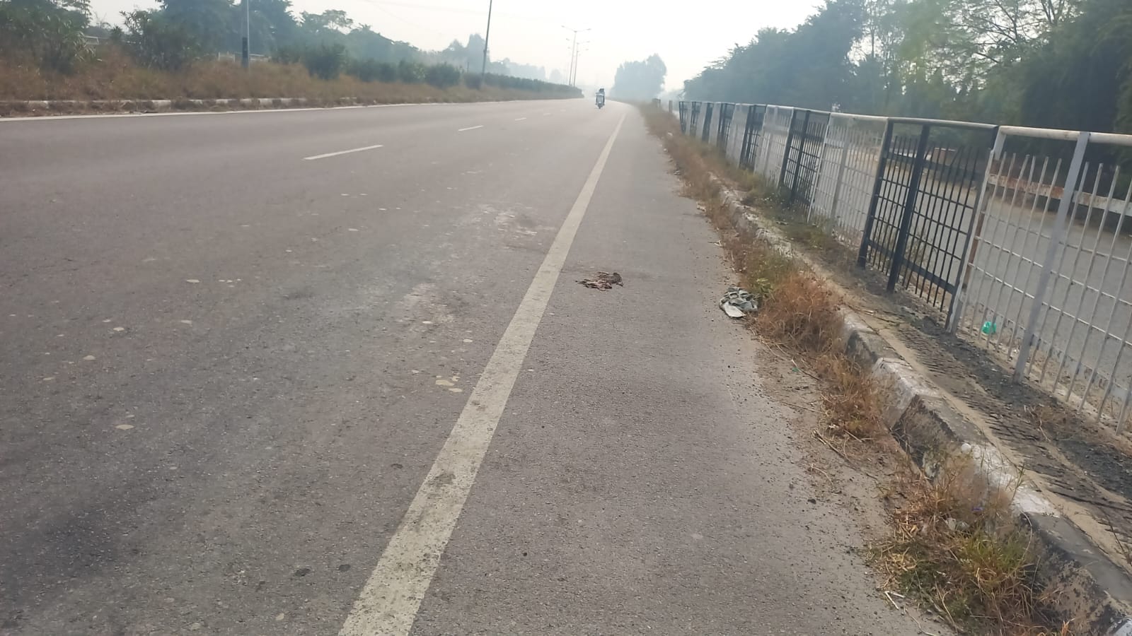 03jjrp04- रोहतक रोड पर गोवंश को विचरण करवाते पशुपालक। ऐसे में कई बार हादसे हो जाते हैं। संवाद 03jjrp04- रोहतक रोड पर गोवंश को विचरण करवाते पशुपालक। ऐसे में कई बार हादसे हो जाते हैं। संवाद