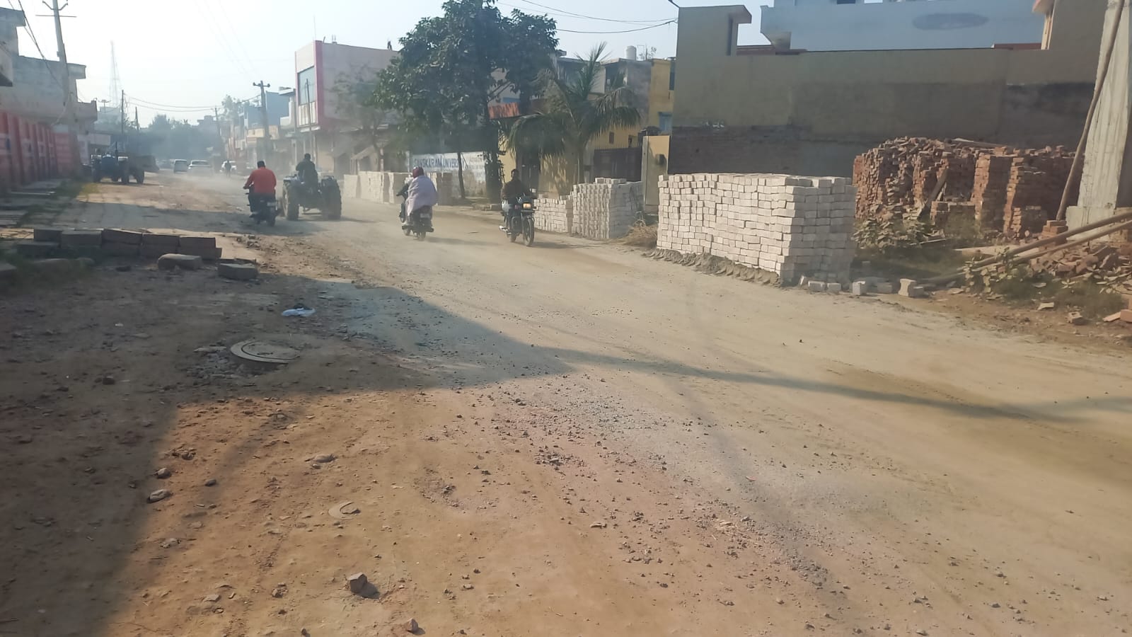 03jjrp14- अग्रसेन चौक के पास पीडब्ल्यूडी की तरफ से रखी निर्माण सामग्री। संवाद