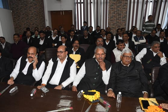 अधिवक्ता दिवस पर बुधवार को सेल्स टैक्स बार एसोसिएशन लखनऊ की ओर से 10वीं व 12वीं के 18 मेधावियों अधिवक्ता दिवस पर बुधवार को सेल्स टैक्स बार एसोसिएशन लखनऊ की ओर से 10वीं व 12वीं के 18 मेधावियों