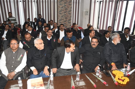 अधिवक्ता दिवस पर बुधवार को सेल्स टैक्स बार एसोसिएशन लखनऊ की ओर से 10वीं व 12वीं के 18 मेधावियों अधिवक्ता दिवस पर बुधवार को सेल्स टैक्स बार एसोसिएशन लखनऊ की ओर से 10वीं व 12वीं के 18 मेधावियों