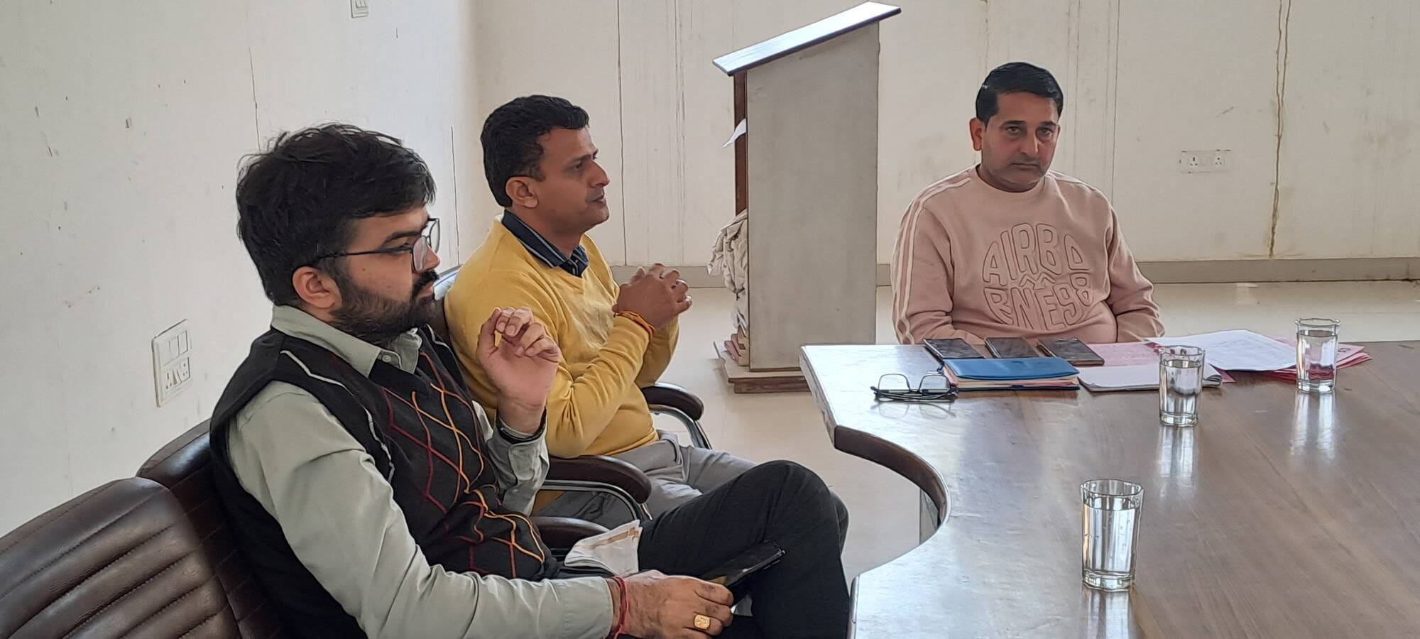 बीडीपीओ कार्यालय में पीएम सूर्य घर योजना की जानकारी लेते सरपंच।