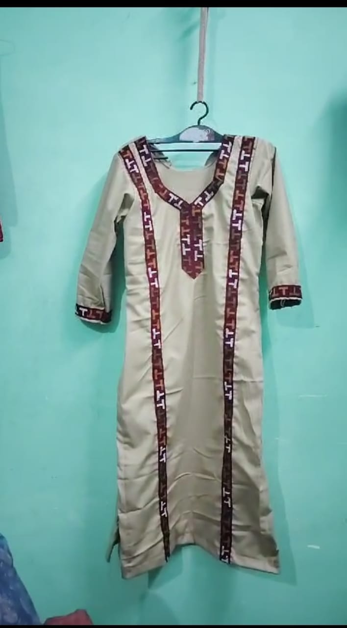 बगारटी की पूजा देवी दुकान पर कपड़े सिलने का कार्य करते हुए। संवाद बगारटी की पूजा देवी दुकान पर कपड़े सिलने का कार्य करते हुए। संवाद