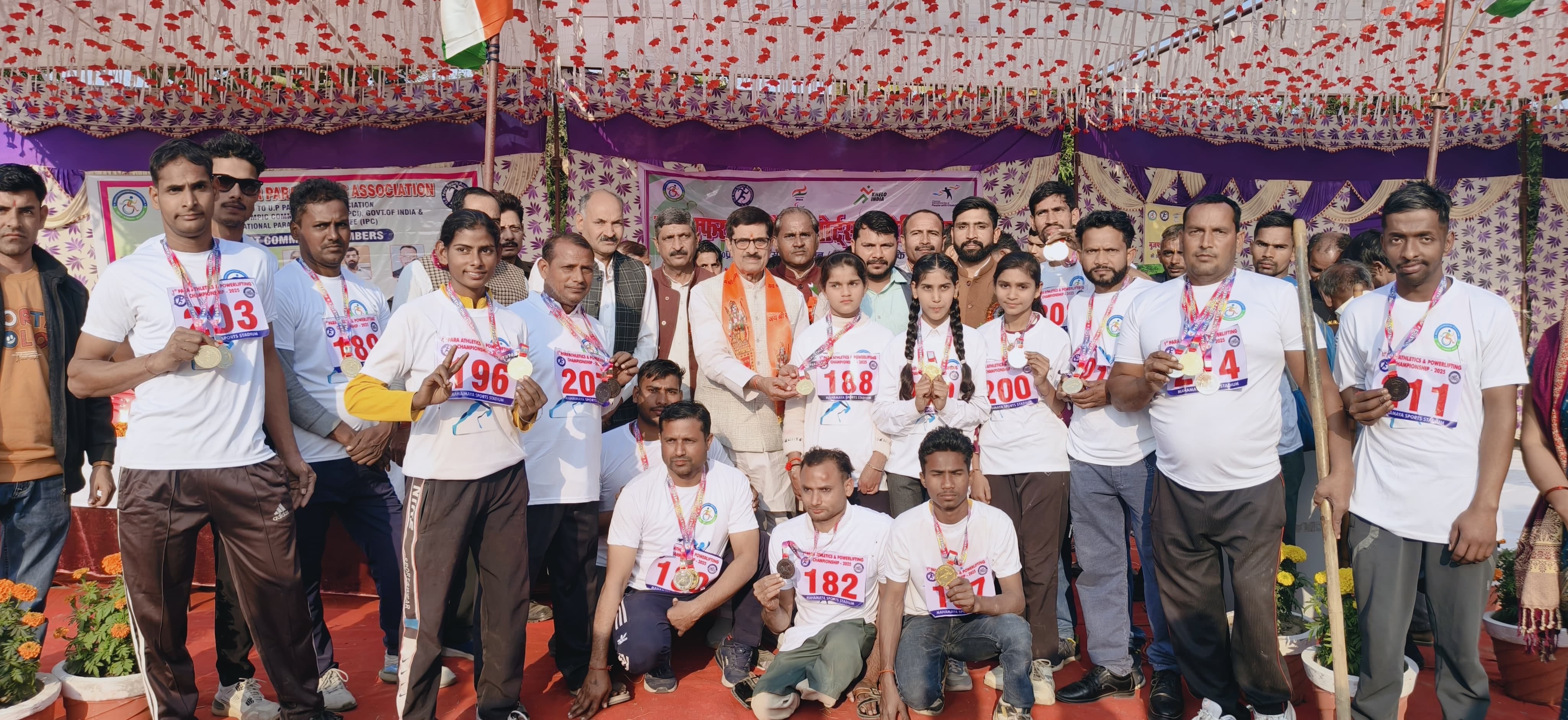 बेहड़ा सादात स्थित स्वामी कल्याण देव पॉलिटेक्निक कॉलेज के मैदान में दौड़ते धावक। संवाद