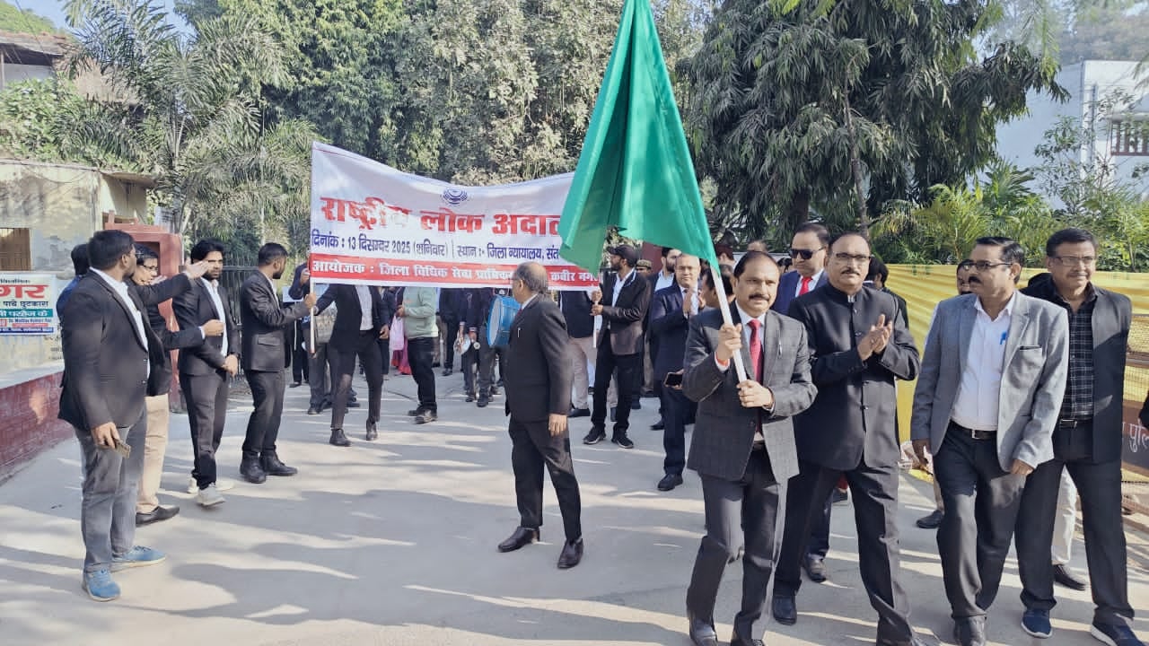 डाक बंगले से न्याय आपके द्वार के तहत रैली को हरी झंडी दिखाते जिला जज-स्रोत सूचना