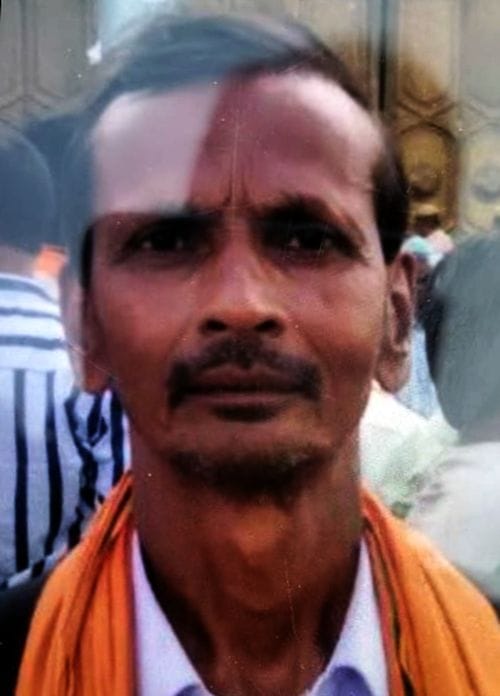 फोटो 03 एमएएचपी 07 परिचय-शिक्षामित्र की मौत के बाद घटनास्थल की जांच करते एसडीएम व थाना पुलिस। फोटो 03 एमएएचपी 07 परिचय-शिक्षामित्र की मौत के बाद घटनास्थल की जांच करते एसडीएम व थाना पुलिस।