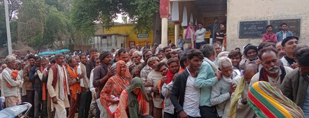 फोटो 03 एमएएचपी 14 परिचय-हाईवे पर किसानों के जाम लगाए होने से फंसे वाहन। संवाद फोटो 03 एमएएचपी 14 परिचय-हाईवे पर किसानों के जाम लगाए होने से फंसे वाहन। संवाद