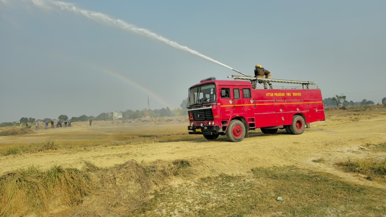 फोटो-26- दंगाइयों को नियंत्रित करने के लिए पुलिस कर्मियों को निर्देश देते एसपी। स्रोत: पुलिस फोटो-26- दंगाइयों को नियंत्रित करने के लिए पुलिस कर्मियों को निर्देश देते एसपी। स्रोत: पुलिस