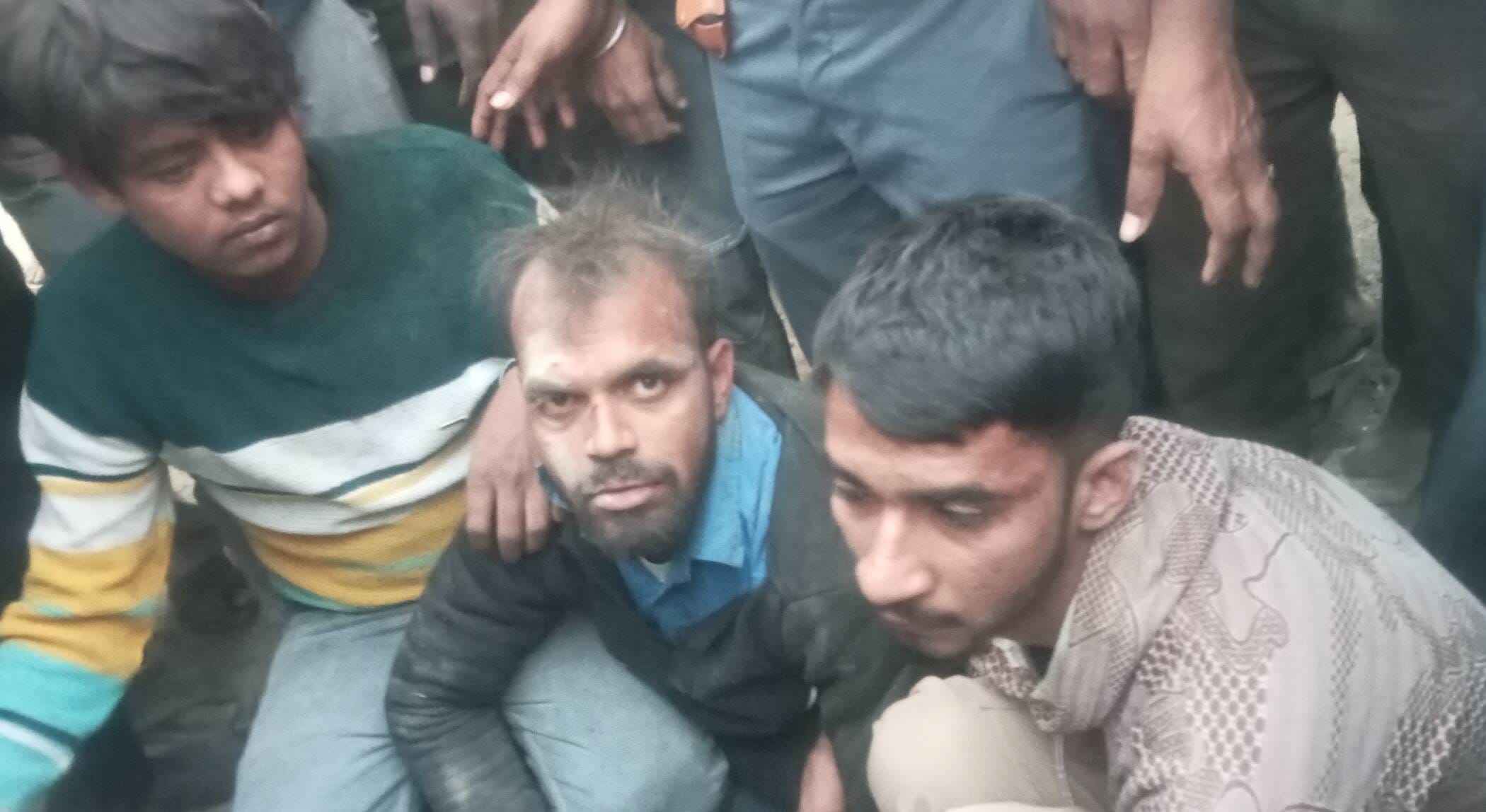 फोटो-37-ग्रामीणों के हत्थे चढ़े बाइक चोर। संवाद