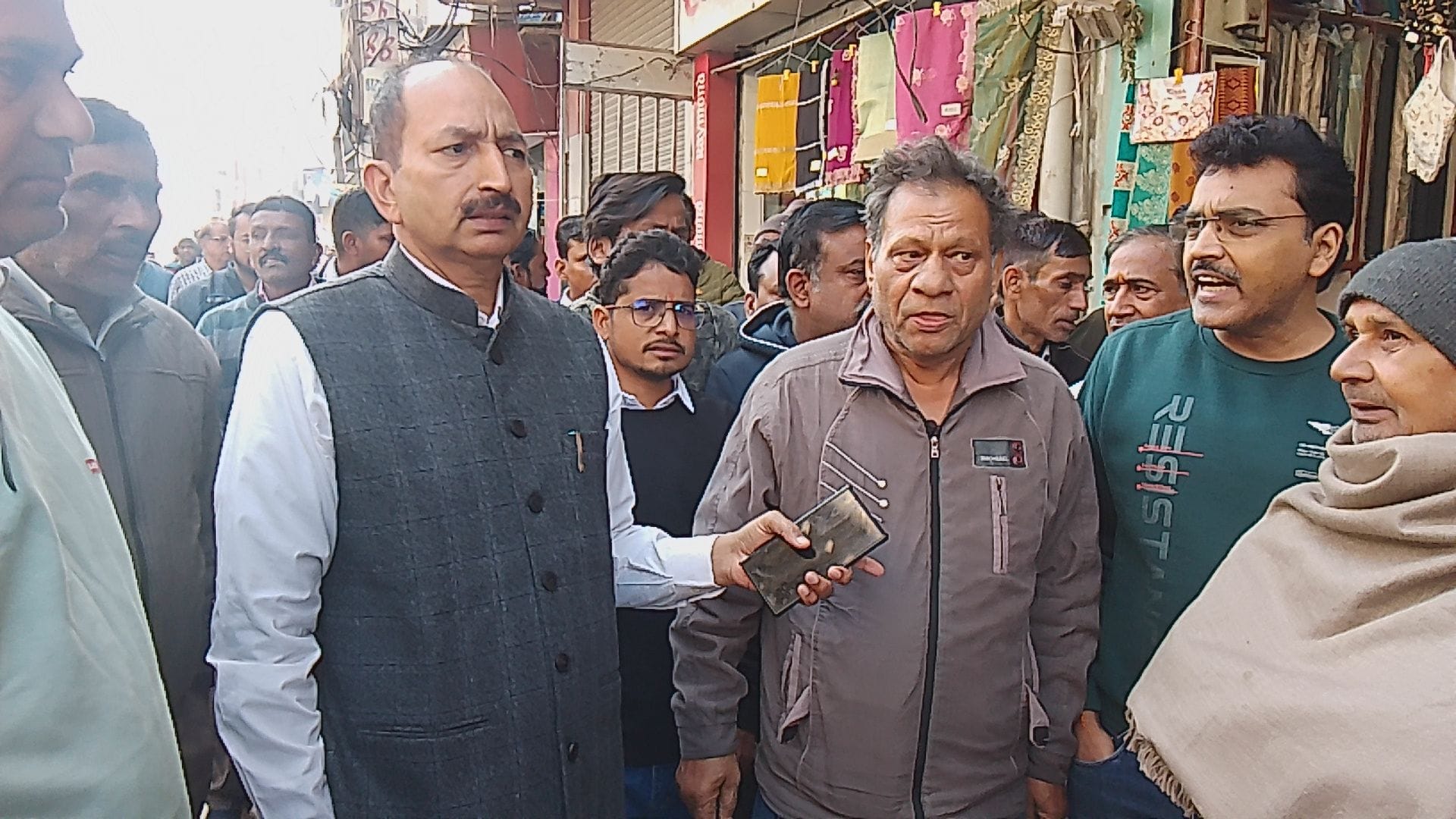 फोटो संख्या:69- अतिक्रमण हटाओ अभियान के तहत भगवान परशुराम चौक पर लगी  दुकानदारों की भीड़---सं