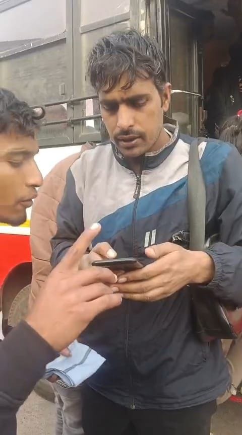 फोटो संख्या:74- भगवान परशुराम चौक पर नारेबाजी करते आईटीआई के विद्यार्थी---स्रोत- विद्यार्थी