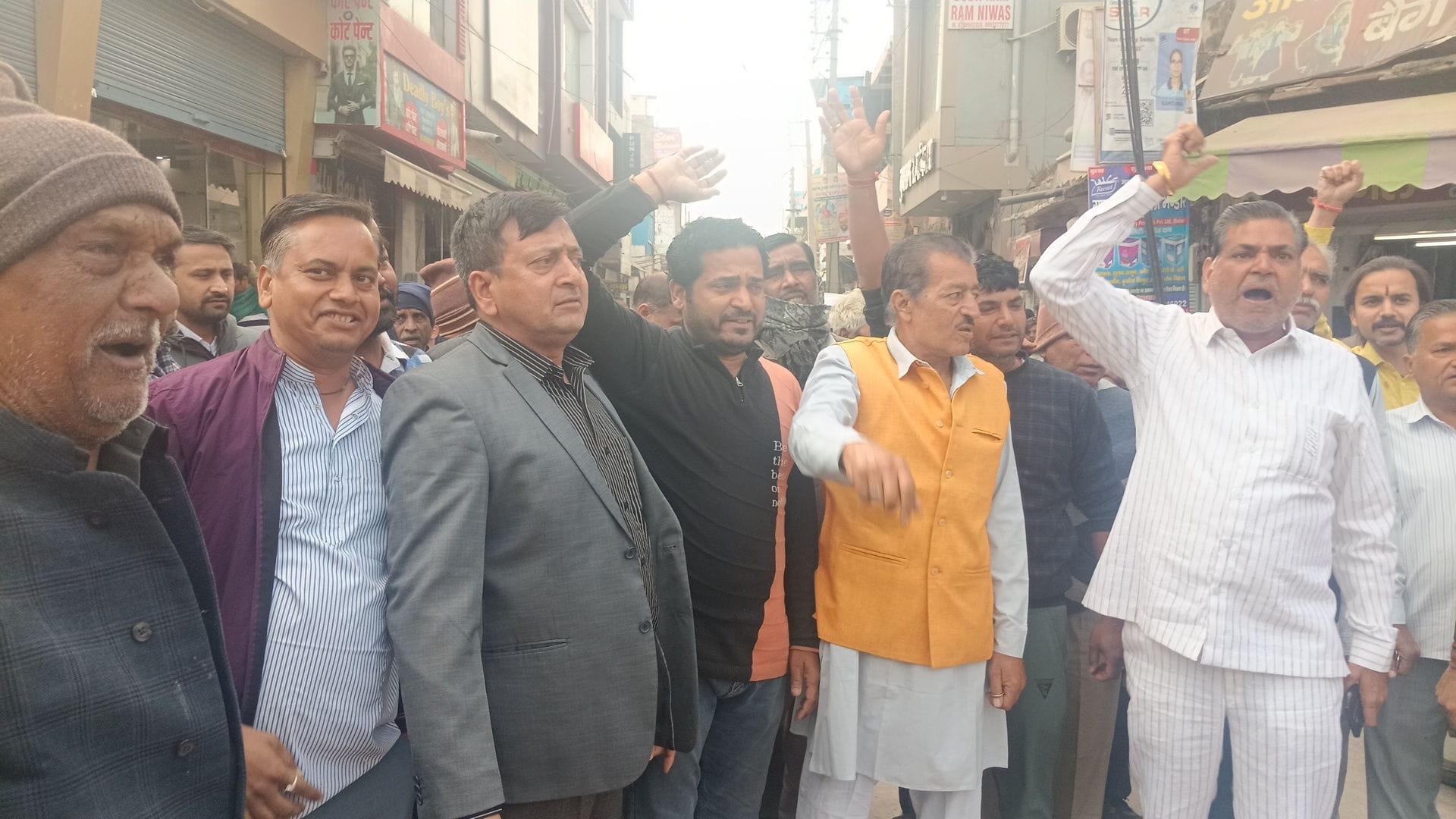 फोटो संख्या:77- अतिक्रमण हटाओ अभियान के तहत एसडीएम कनिका गोयल से बातचीत करते दुकानदार---संवा फोटो संख्या:77- अतिक्रमण हटाओ अभियान के तहत एसडीएम कनिका गोयल से बातचीत करते दुकानदार---संवा