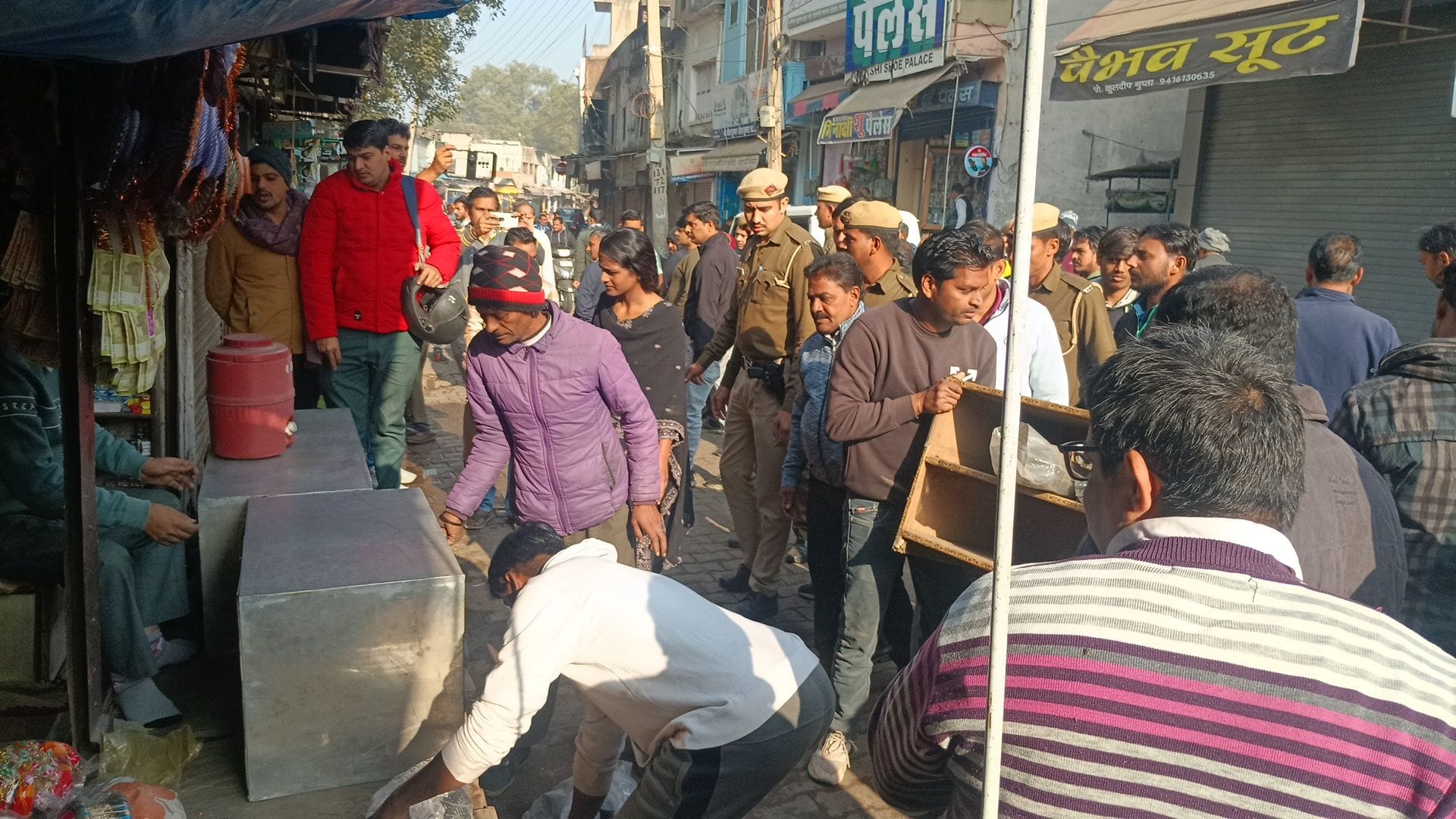 फोटो संख्या:77- अतिक्रमण हटाओ अभियान के तहत एसडीएम कनिका गोयल से बातचीत करते दुकानदार---संवा फोटो संख्या:77- अतिक्रमण हटाओ अभियान के तहत एसडीएम कनिका गोयल से बातचीत करते दुकानदार---संवा