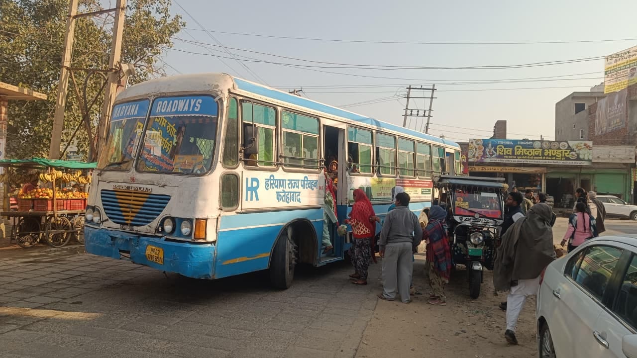 फतेहाबाद के पुराने बस स्टैंड में बस का इंतजार करते यात्री। संवाद फतेहाबाद के पुराने बस स्टैंड में बस का इंतजार करते यात्री। संवाद