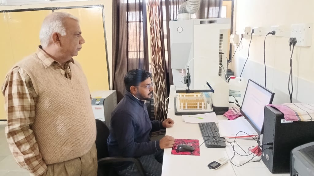 फतेहाबाद में स्थित जल एवं लवणता एवं जांच विभाग में रखे गए मिट्टी जांच के सैंपल। संवाद