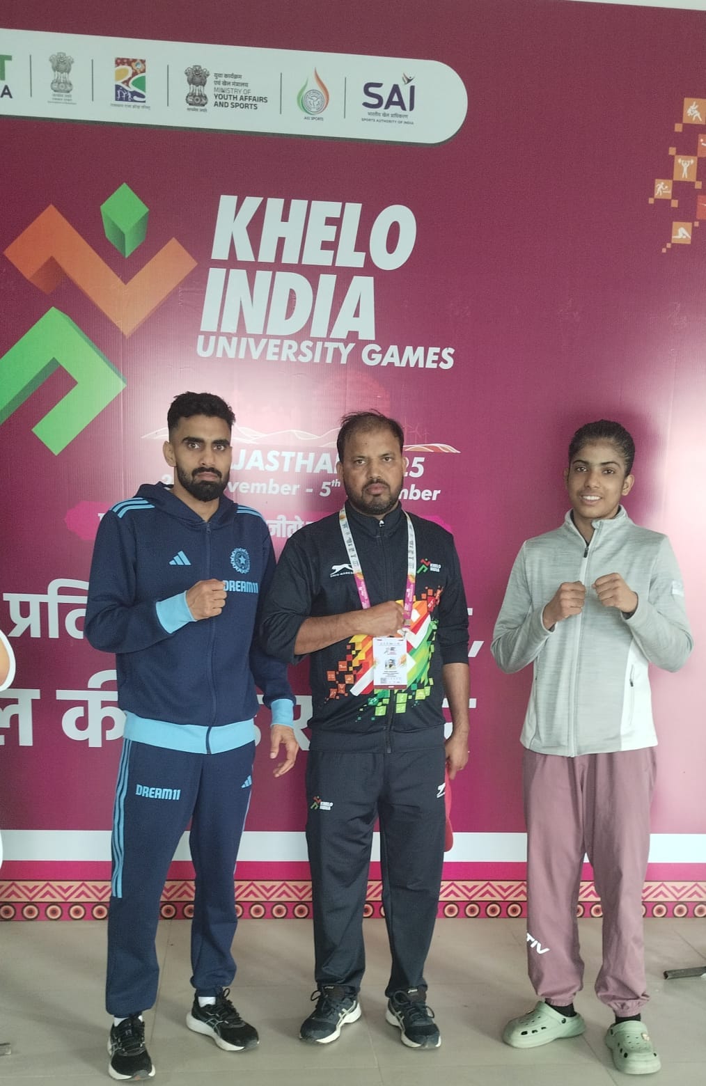 फतहपुर मंडाव के बाऊडीह गांव में बूथ पर एसआईआर के दौरान पहुंची एमएलसी लीलावती कुशवाहा।