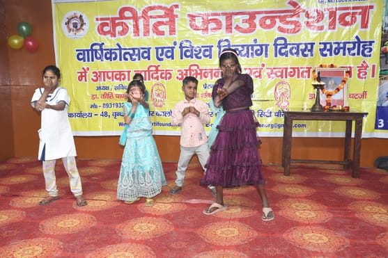 गांधी भवन में कीर्ति फाउंडेशन कल्याणपुर की ओर से आयोजित कार्यक्रम में दिव्यांग बच्चों ने मनमोहक