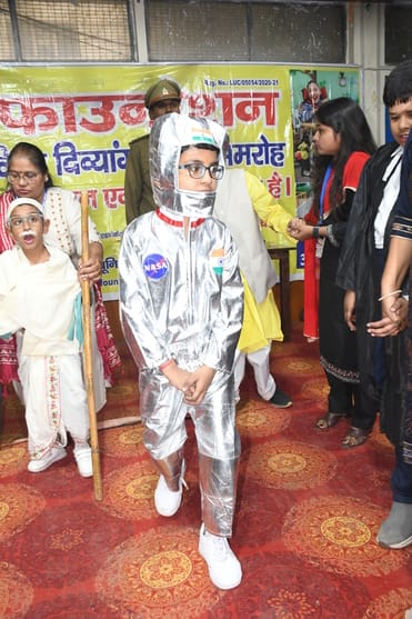 गांधी भवन में कीर्ति फाउंडेशन कल्याणपुर की ओर से आयोजित कार्यक्रम में दिव्यांग बच्चों ने मनमोहक