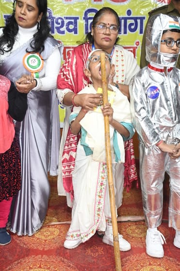 गांधी भवन में कीर्ति फाउंडेशन कल्याणपुर की ओर से आयोजित कार्यक्रम में दिव्यांग बच्चों ने मनमोहक