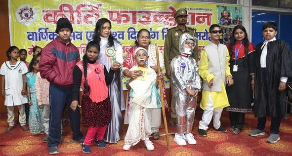 गांधी भवन में कीर्ति फाउंडेशन कल्याणपुर की ओर से आयोजित कार्यक्रम में दिव्यांग बच्चों ने मनमोहक