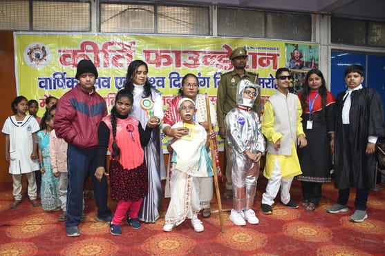 गांधी भवन में कीर्ति फाउंडेशन कल्याणपुर की ओर से आयोजित कार्यक्रम में दिव्यांग बच्चों ने मनमोहक