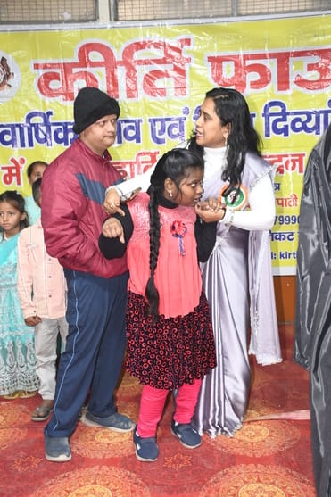 गांधी भवन में कीर्ति फाउंडेशन कल्याणपुर की ओर से आयोजित कार्यक्रम में दिव्यांग बच्चों ने मनमोहक