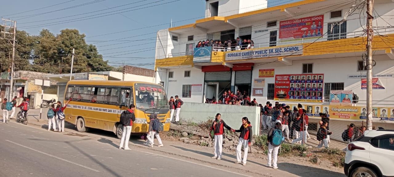 हादसों के लिए संवेदनशील तारुवाला स्कूल के समीप अभिभावक अपने बच्चों को सड़क पार करवाते हुए। संवा