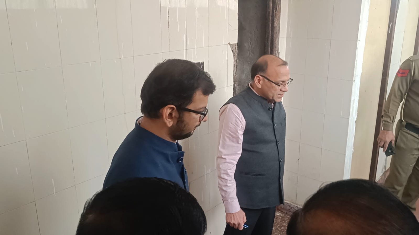 ई-दिशा केंद्र के निरीक्षण के दौरान रजिस्ट्री करवाने के लिए आए नागरिकाें से बात करते उपायुक्त। स ई-दिशा केंद्र के निरीक्षण के दौरान रजिस्ट्री करवाने के लिए आए नागरिकाें से बात करते उपायुक्त। स